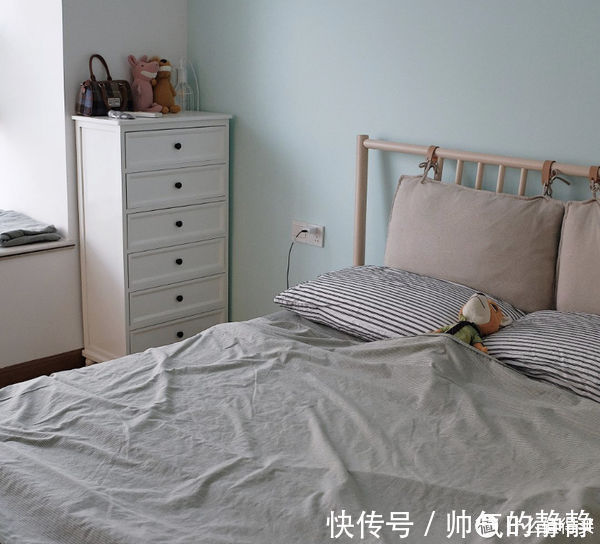 小喜|这对夫妻太有远见,把次卧和客厅打通,清爽开阔,日子过得简单舒适