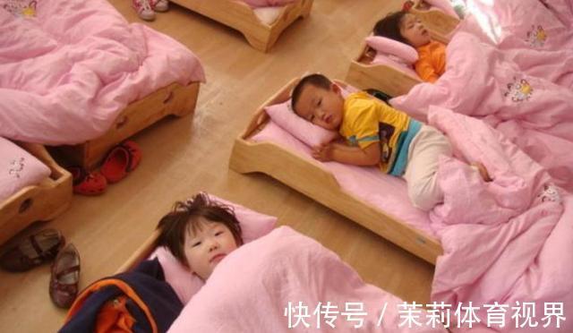 睡眠时间|幼儿园“贪睡宝宝”赖床不起,老师同学全员出动,宝宝依旧睡得香