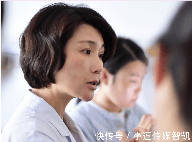 小女孩|医生让小女孩吹A4纸, 吹了十几下后小女孩突然双眼无神!