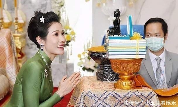 贵妃|苏提达穿娃娃领套装亮相!戴四串珍珠项链和粉宝石胸针向贵妃出招
