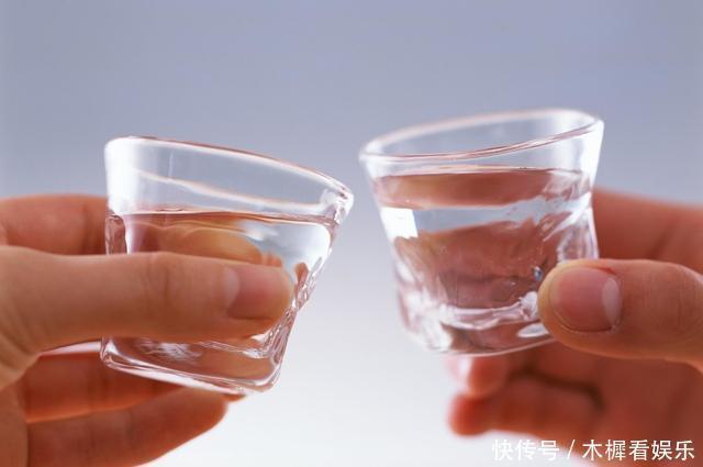 白酒|每天坚持喝2两白酒的人和滴酒不沾的人,哪个更健康长寿