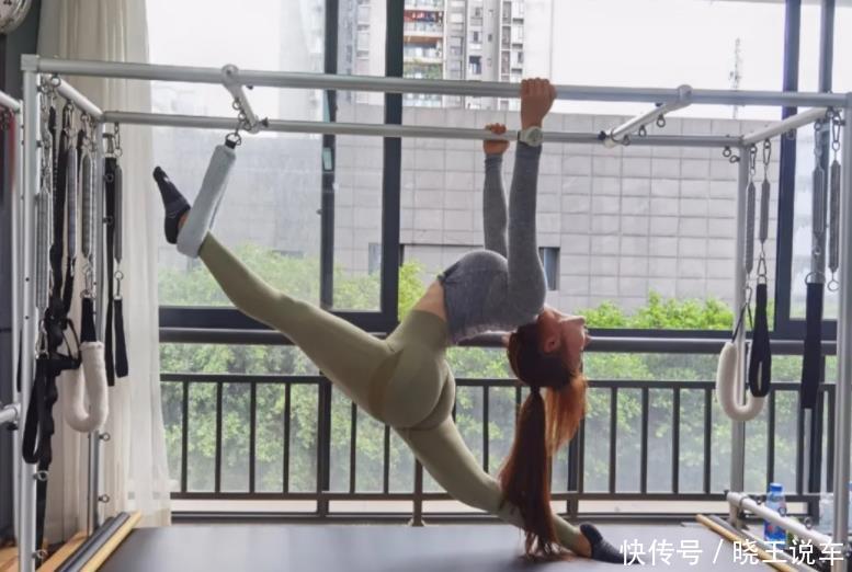 柔韧性|瑜伽健身女孩，身体柔韧性很好，腰臀比不输卡戴珊