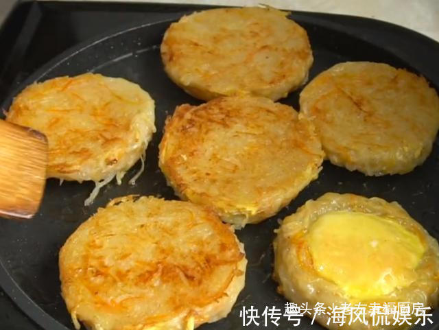 5个土豆3个鸡蛋，教你做创意土豆饼，当菜又当饭，少油健康又营养