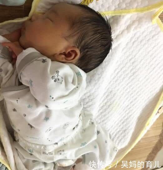 妈妈|宝宝总歪着脖子睡?警惕这5个原因,第2个暖心,第5个让家长崩溃