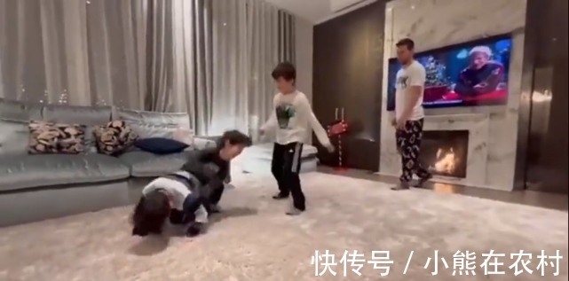 安妞|萌翻！梅西豪宅带仨娃踢球，麻袋凶狠铲飞西罗，招妹抹眼泪找妈妈