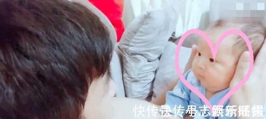 小棉袄|刚出生五十天的男宝宝,和爸爸互相对视,这笑容真的好暖!