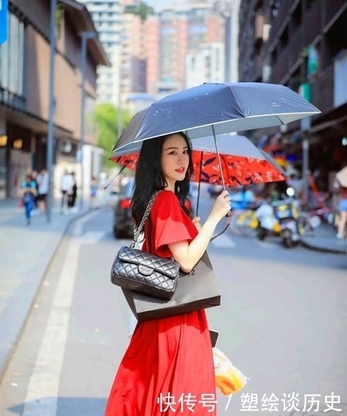 连衣裙|街拍,红色连衣裙的时尚美女,很好的展现优雅的气质与搭配