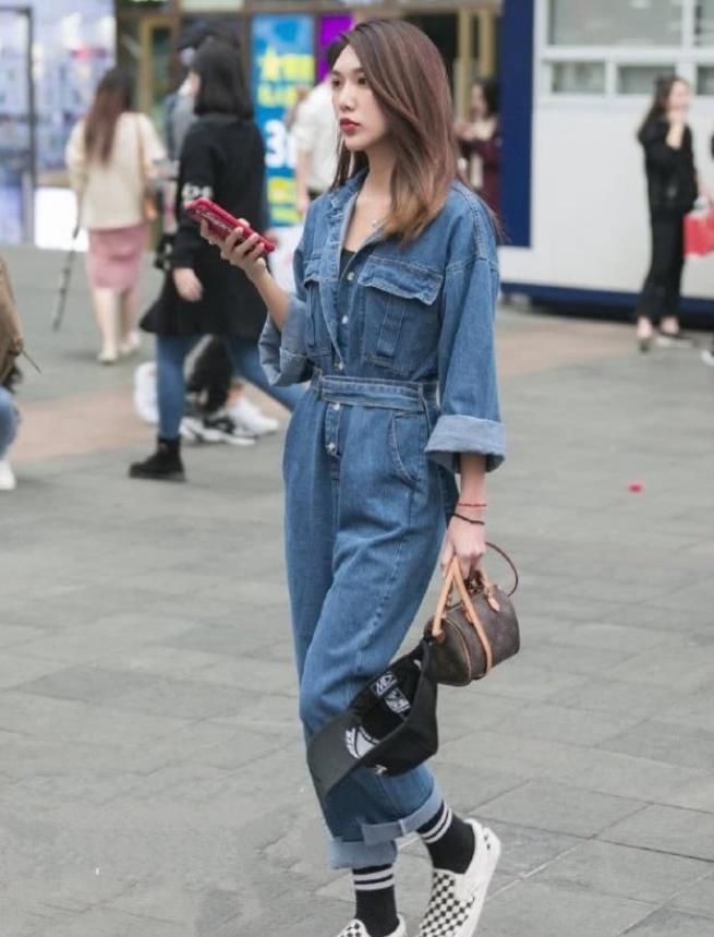 长发|身材微胖的长发美女,身穿吊带连衣裙,尽显完美的好身姿