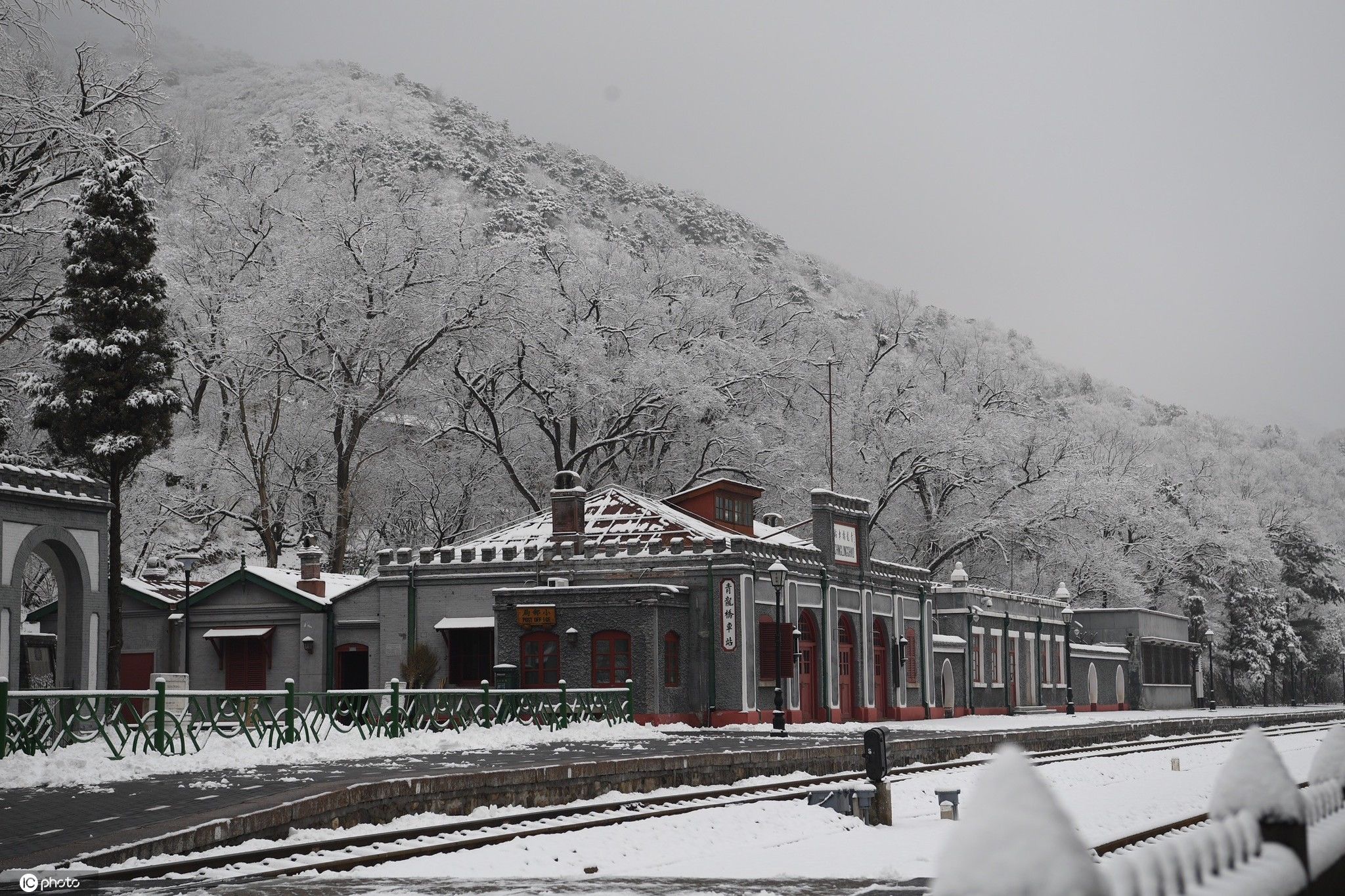 北京部分地区降雪延庆青龙桥站现 雪国列车 今日热点