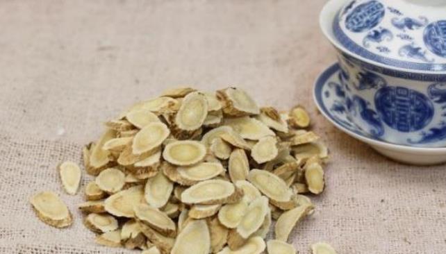 气血|黄芪水虽然补气养血,3种情况下不能喝黄芪,相当于种下“恶果”