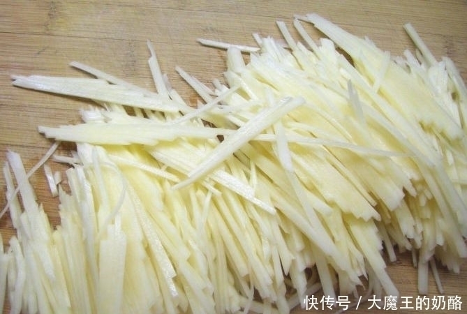 干辣椒|炒土豆丝时，千万别再直接下锅了！教你2招，土豆丝又香又脆