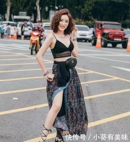 街拍:气质迷人高挑的小姐姐,走心不尴尬,优雅凸显清新的气质!