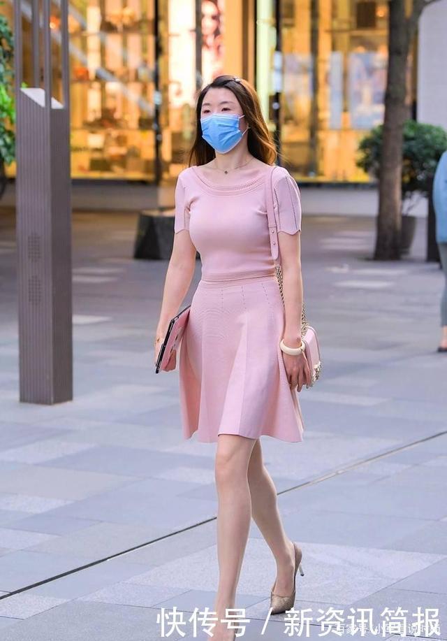 穿着|粉红色裙装,穿着美女高雅,浪漫情调