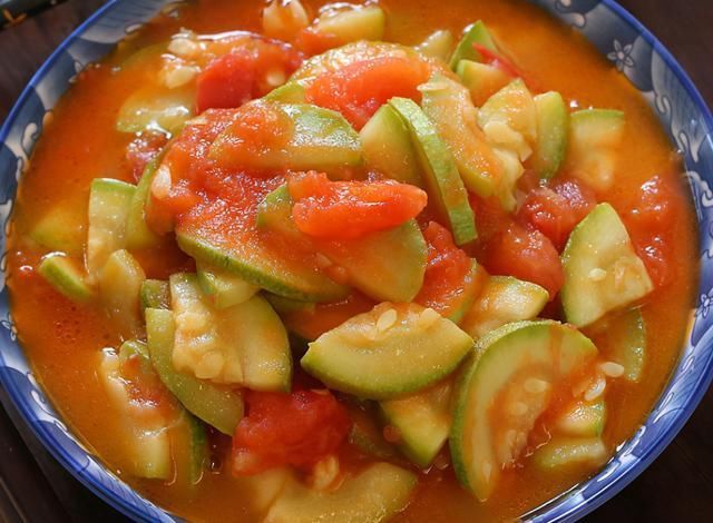 这菜1块钱一斤，和西红柿一起炒，酸甜开胃，清香鲜美，好吃补钙