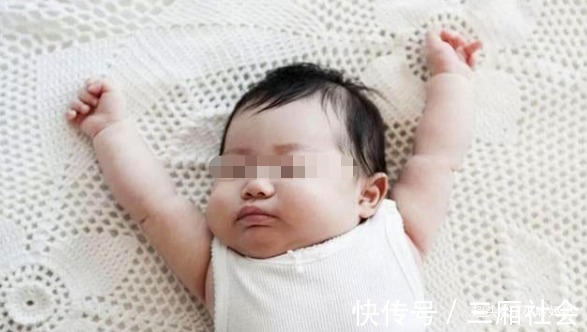 枕头|为何新生儿睡觉时喜欢高举双手里面藏有大学问,父母要知道