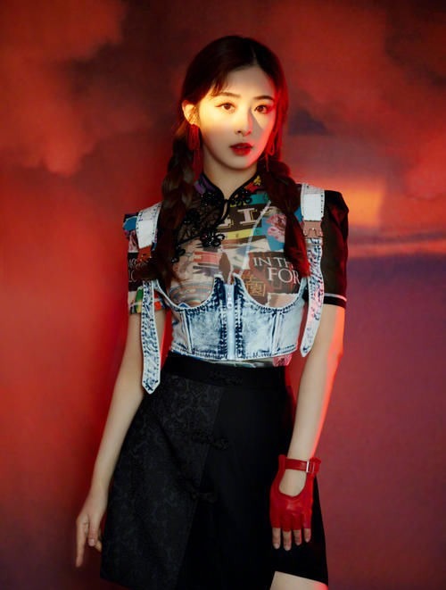 张含韵扑向蔡徐坤怀里，他的下意识举动难度太高，避嫌避出新高度