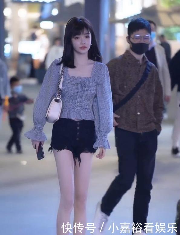 可爱的小衬衫衬里的小妹妹太可爱了,时尚又时尚,偷偷穿出大长腿