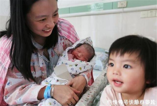 宝妈|“削他”5岁姐姐的作业被1岁弟弟撕烂,宝妈两个字化解矛盾