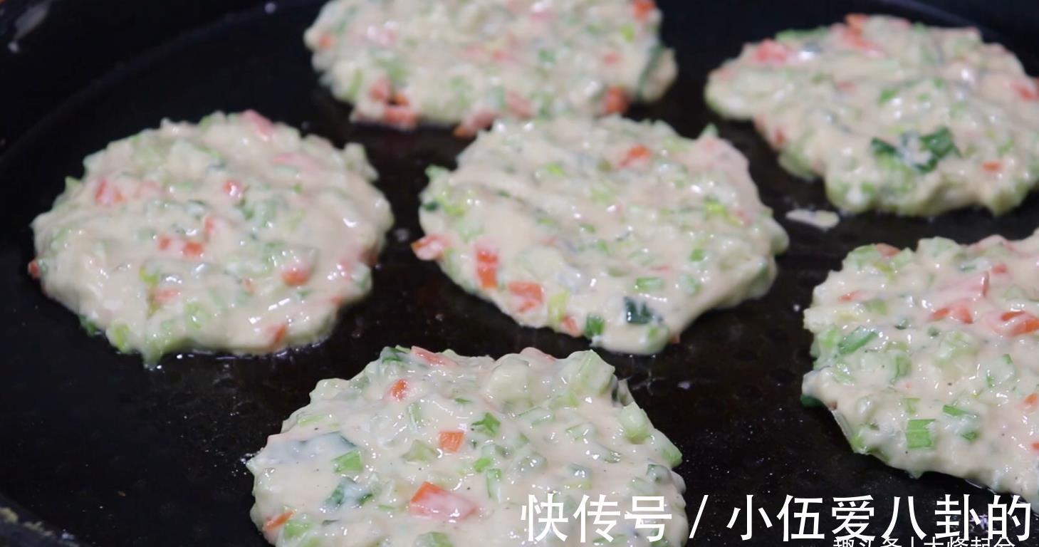 碎丁|芹菜不要炒着吃,打2个鸡蛋,6分钟出锅,轻松解决全家人早餐