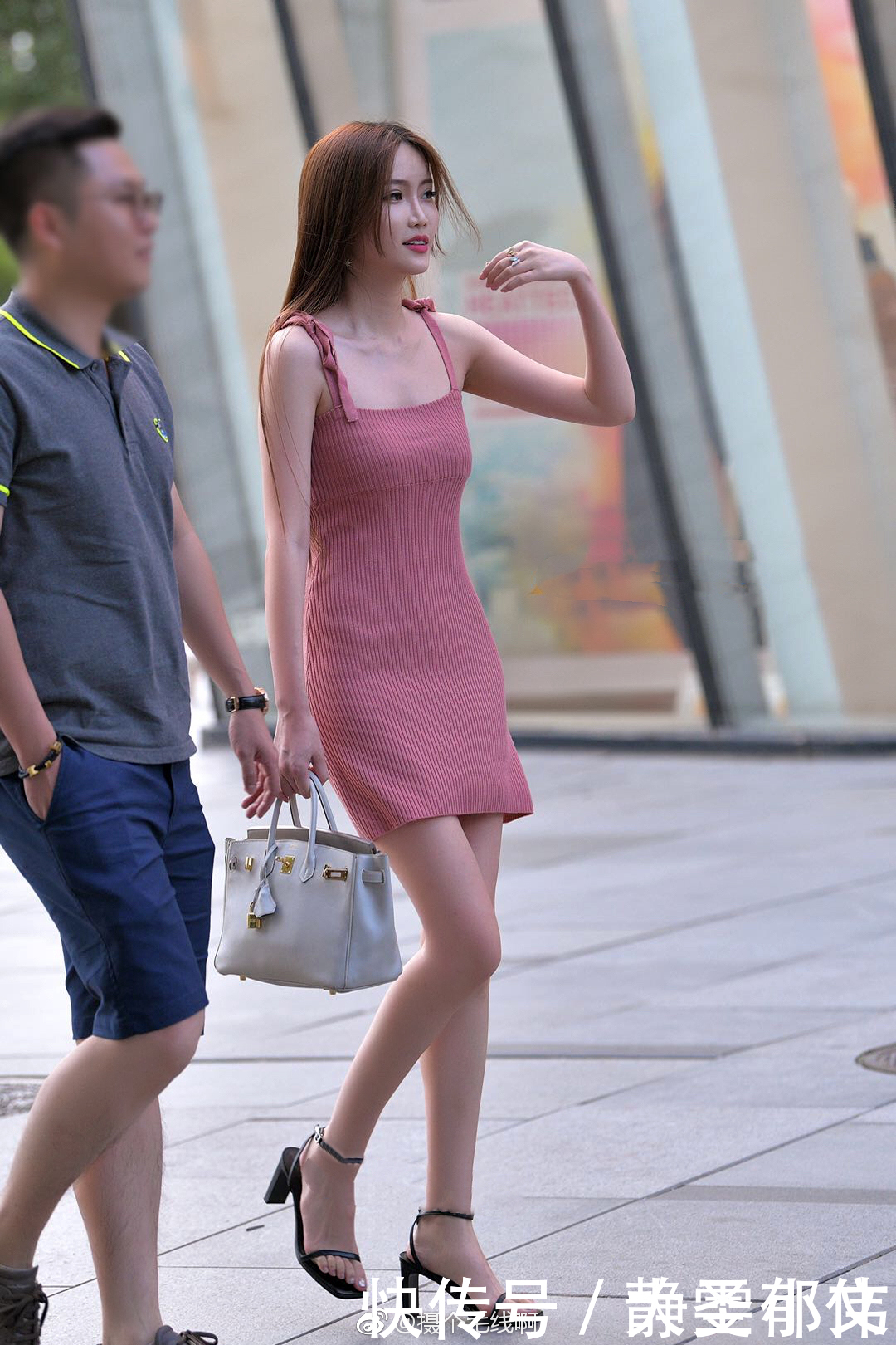 中国美女笑容“安庆火车站找服务”街拍图文 - 大全