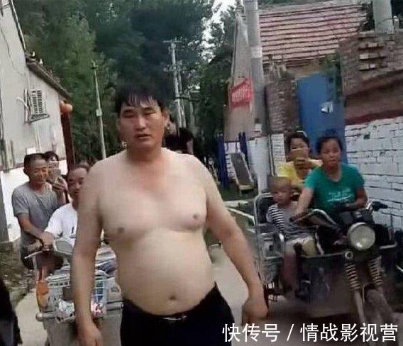 朱之文|大衣哥朱之文赤裸上身,光脚在村里逛街,一步三晃引来村民围观