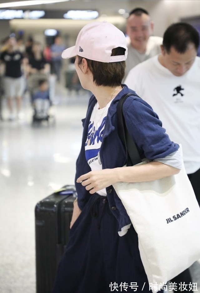 马伊琍|马伊琍才是“普通人”穿搭模板,T恤配7分阔腿裤,舒适又减龄