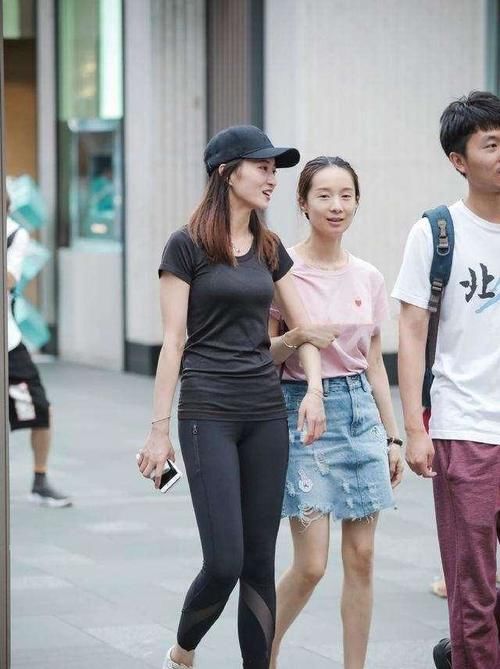 华丽|华丽典雅的瑜伽裤穿搭帅气有魅力，展现姑娘的华美身姿，舒爽透气