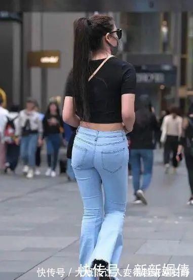 牛仔裤|牛仔裤能很好地拉长腿的长度，展现成熟女性的时尚与美丽