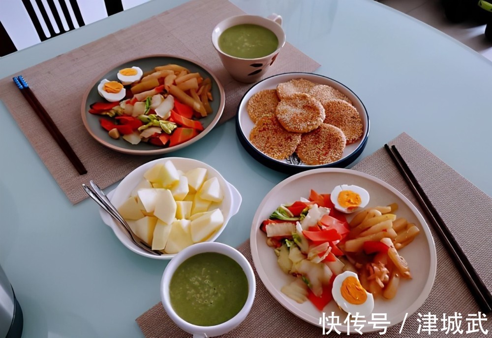 两口子的7天不重样早餐,粗细搭配,有热饮主食和小菜水果,丰富