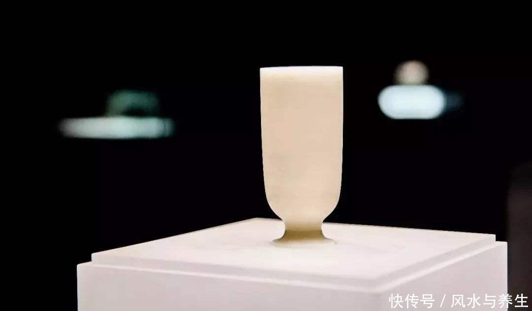 被盗古墓中无人问津的玉器,专家发现后认定为国宝文物