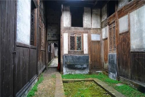 江西闭塞大山中，有一个豪华的船型古宅，建于清代，主人神秘失踪