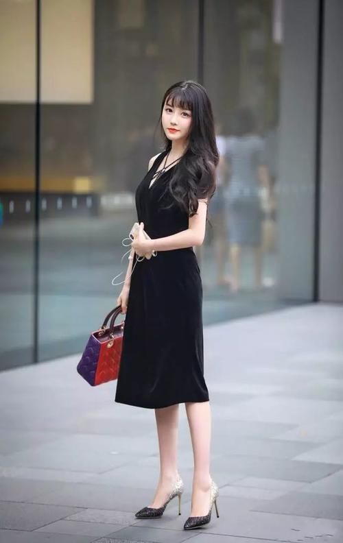 搭配|街拍：简约高跟鞋搭配，展现出女性的性感之美