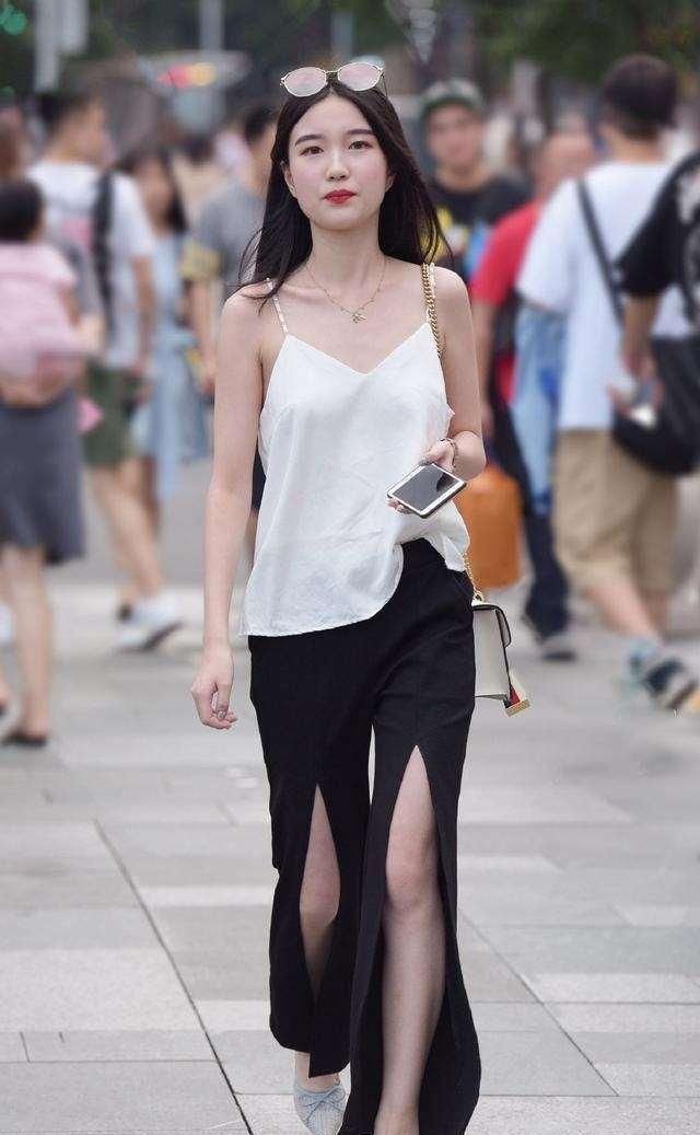 紧身裤 打底裤彰显时尚美女大气优雅,很经典的款式,非常修身