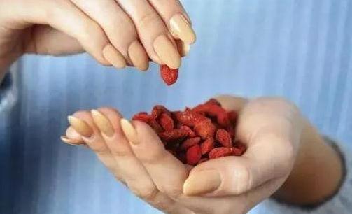 食用枸杞|男人每晚睡前“生嚼”几粒枸杞,一段时间后,这些好事你会喜欢