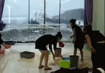 |搞笑GIF：当时妹子就急哭了 再也不穿裙子玩单杠了