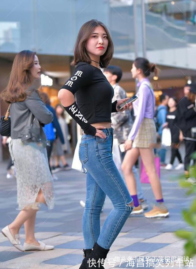 t恤 紧身牛仔裤百搭又时尚,搭配起来简单方便,彰显你甜美的气质