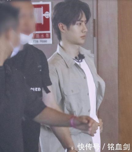 天天向上王一博古滇路透再现20分钟过万转发图,趁机玩滑板开心