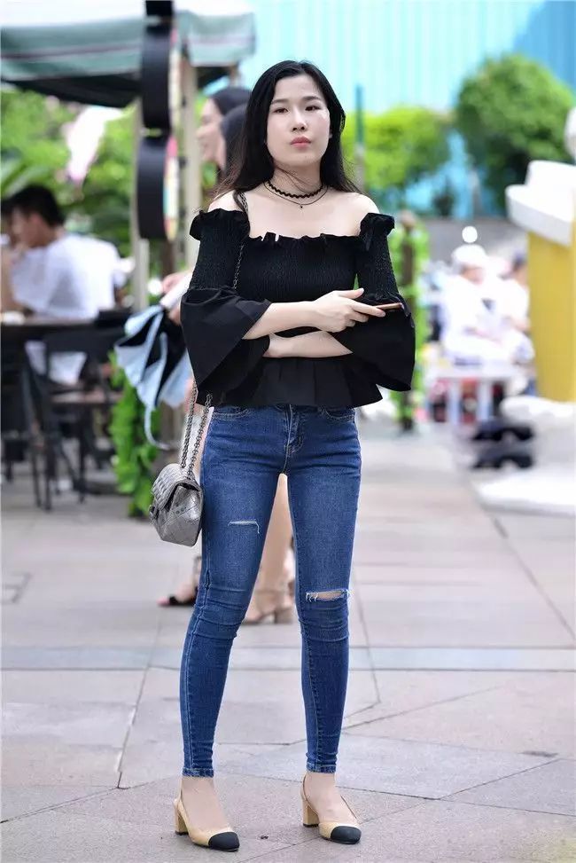 牛仔裤|小波浪卷发搭配紧身牛仔裤,显得时尚又有气质!
