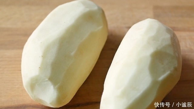 我家土豆从来不炒着吃,简单一做变成小零食,香甜酥脆,全家爱吃