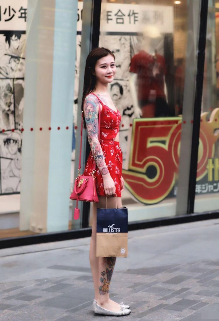 美女|街拍:高挑性感身材的美女,凹凸曼妙,修身显瘦别致又性感!