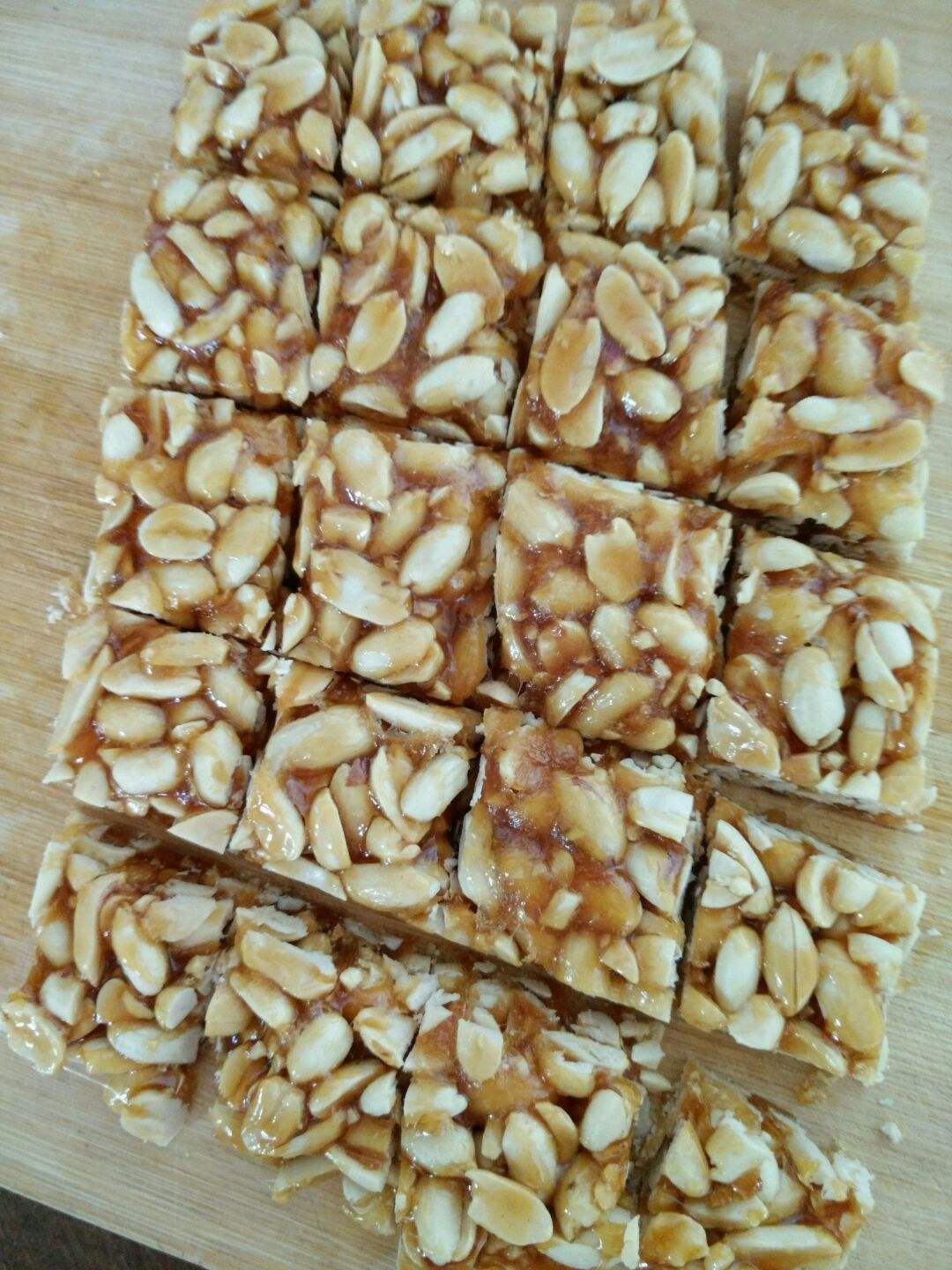 教你自制花生糖，简单“3步”就搞定，不用水只用糖，孩子抢着吃