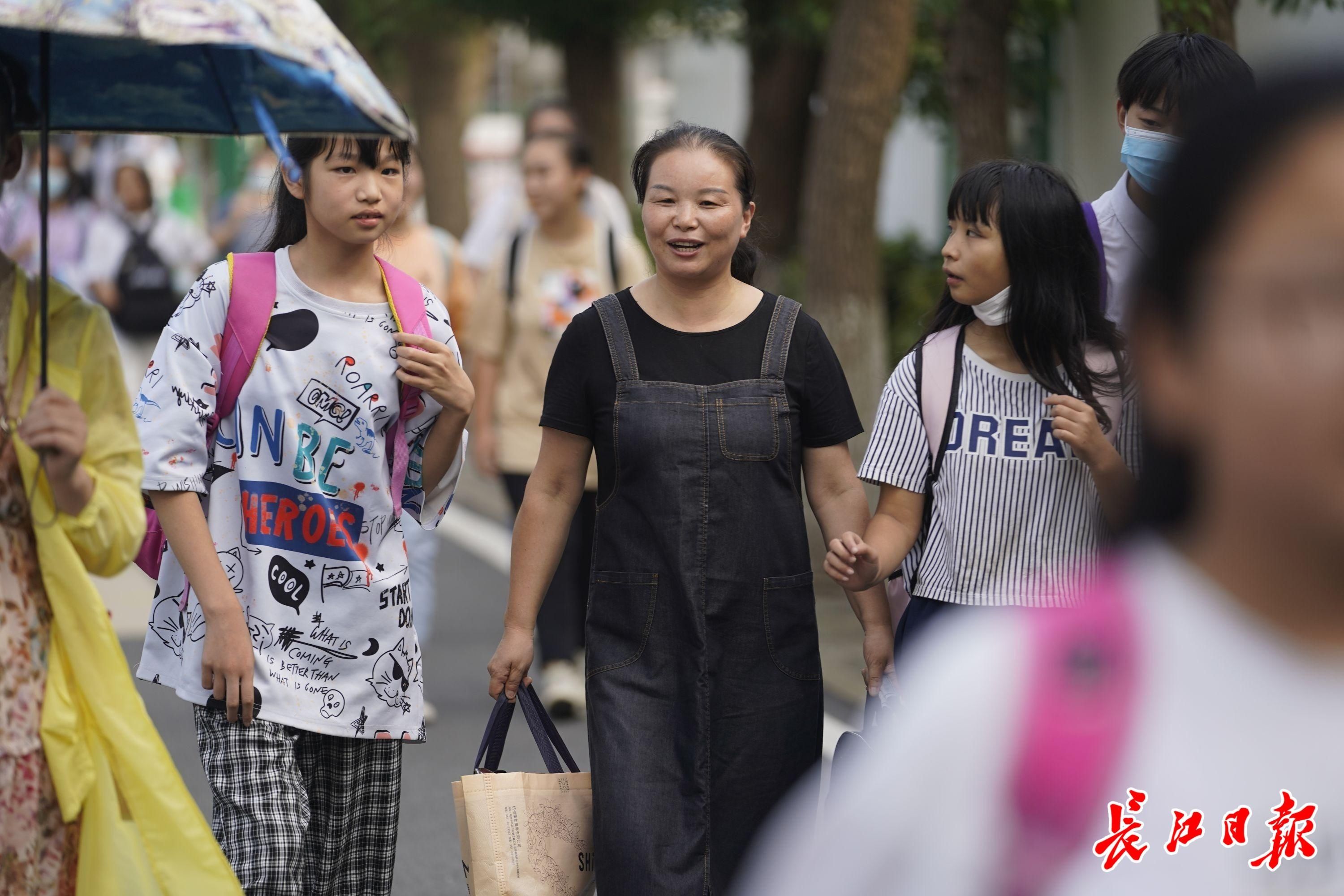 长江日报|“走进孩子家里，才能走进孩子心里”，武汉乡村教师每年家访100多次