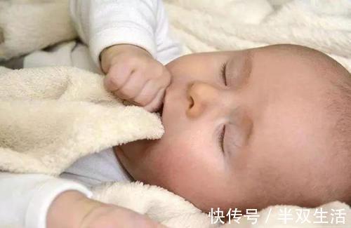 宝宝|宝宝爱“吃手”是智力发育的象征?父母别光高兴,超过年龄要注意