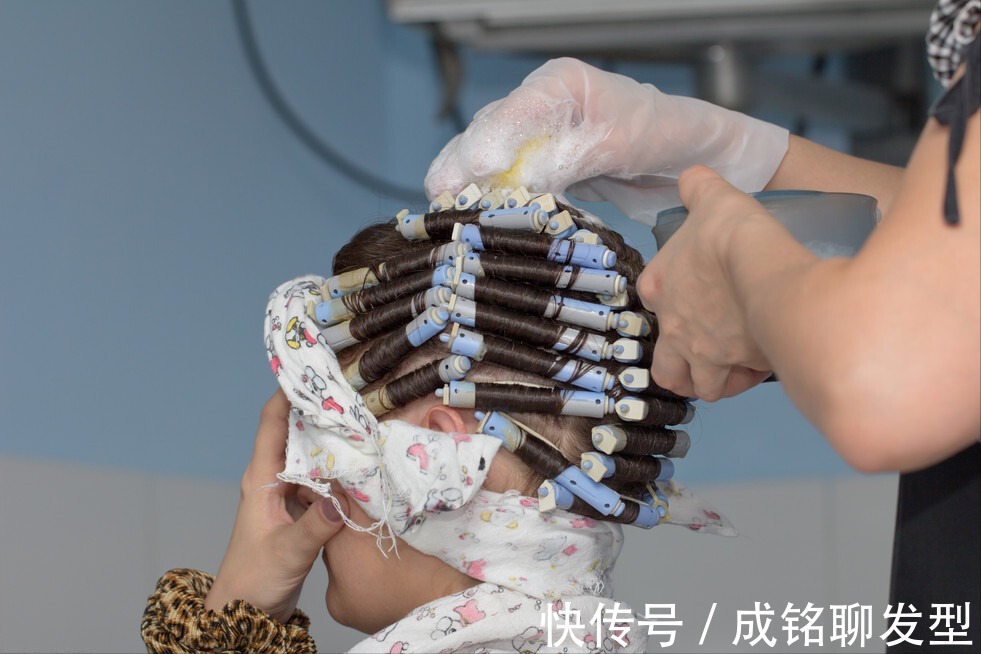 理发师|烫了冷烫的头发干了就不卷,为什么洗发后卷又出来?是没烫好吗?