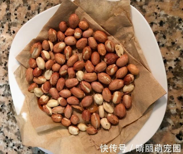 酥脆|花生米不用炒，用盐水泡一泡，比炒得好吃，鲜香酥脆，越吃越过瘾