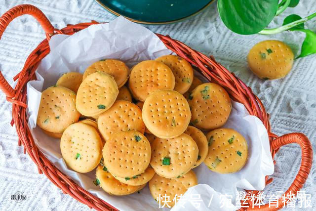 小食|不用黄油,也不加糖,教你做葱香小饼干,口口香又酥