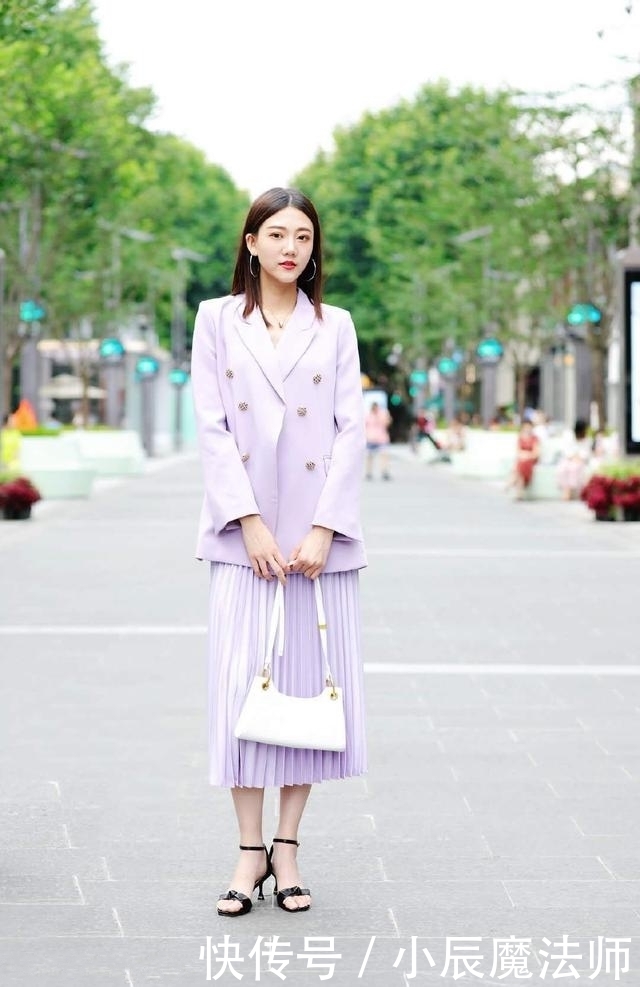 路人街拍，美女穿一件短袖T恤，非常的清新时尚