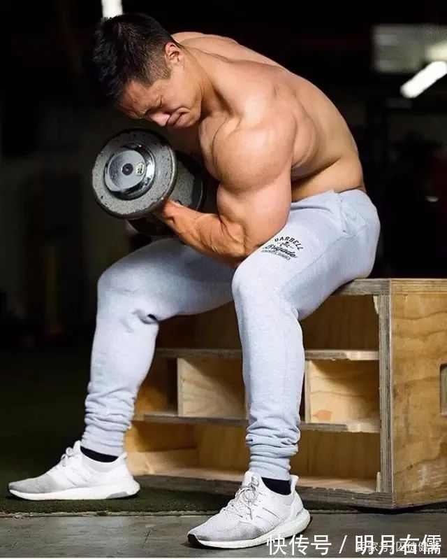 三头肌|手臂太细怎么练掌握这3点,“肱三头轰炸”练出麒麟臂