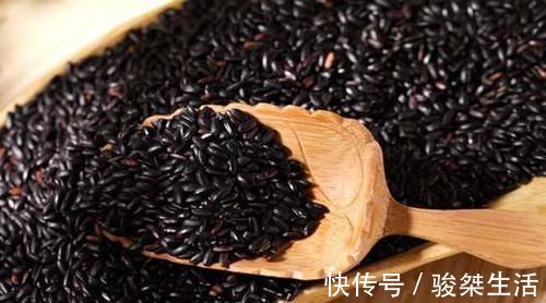 长寿米|黑米配上它，气血好了，头发变黑了女人不想满脸皱纹，可以试试