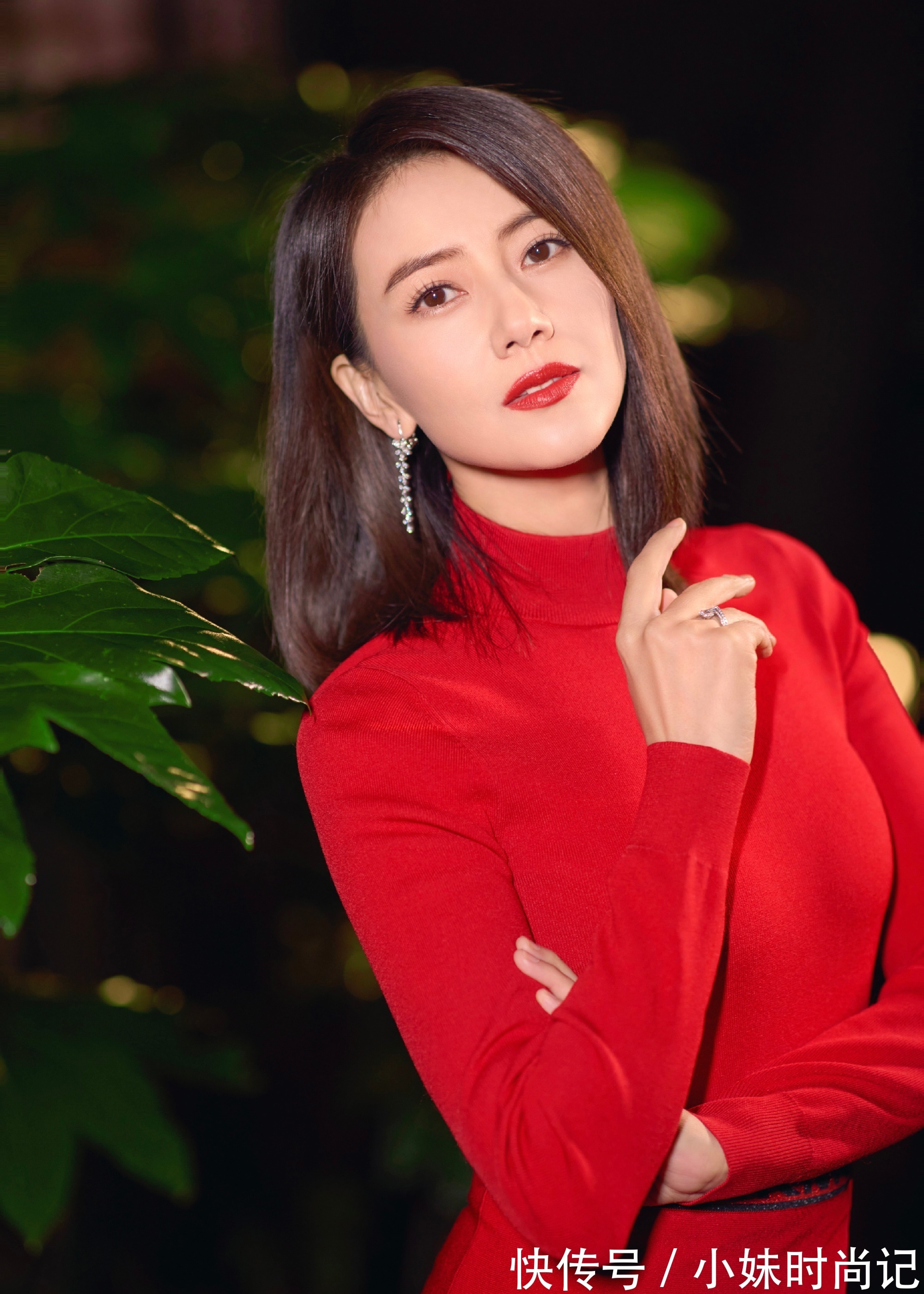 针织连衣裙 这条红色高领针织连衣裙甜美喜庆又大气,而且很优雅。